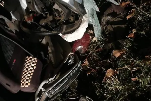 Accident grav. O mașină s-a răsturnat: doi tineri au rămas încarcerați