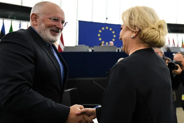 Timmermans o strânge cu ușa pe Dăncilă. Șefa Guvernului, somată să răspundă la 18 întrebări grele