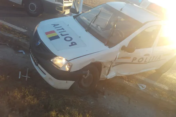 Un poliţist şi un jandarm în misiune, răniţi într-un accident rutier în Constanţa. FOTO