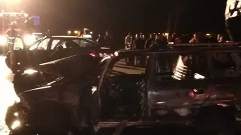 Accident cu 3 autoturisme și un tractor. O mașină a ars complet