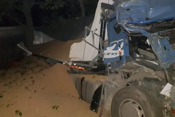 Accident rutier // Șofer bulgar rănit, după ce s-a răsturnat cu tirul