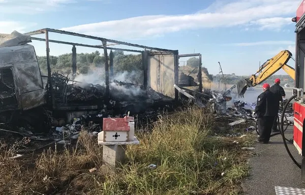 Accident înfiorător în Grecia. Două maşini au luat foc, în urma unui impact violent: 11 morţi