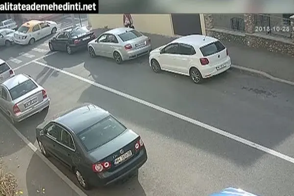 Accident, filmat în direct: Impactul a fost atât de violent încât mașina lovită s-a răsturnat