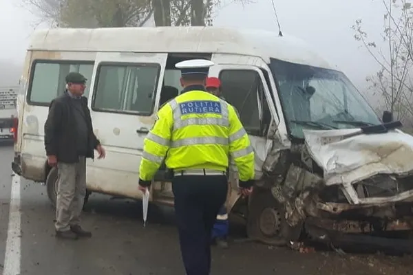 Accident cumplit în Tulcea: A intrat cu maşina într-un microbuz după care s-a răsturnat
