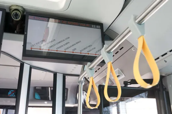 Polițiștii verifică dacă se poartă măști în mijloacele de transport în comun