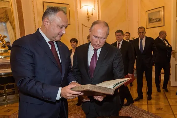 Dodon l-a convins pe Putin să declare 2019 "Anul Moldovei în Rusia"! Ce cadou i-a dus la Kremlin