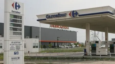 Carrefour vinde benzină şi motorină la pompă. Are staţie PECO. Ce preţuri sunt aici