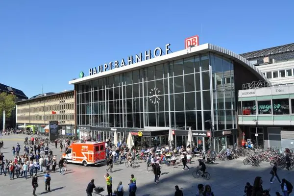 Un bărbat a intrat cu maşina într-o mulţime de oameni pe aeroportul Koln - Bonn din Germania