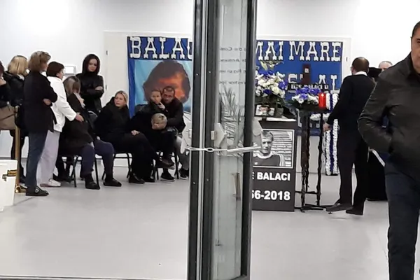 Imagini emoționante! Trupul lui Ilie Balaci, depus la stadion