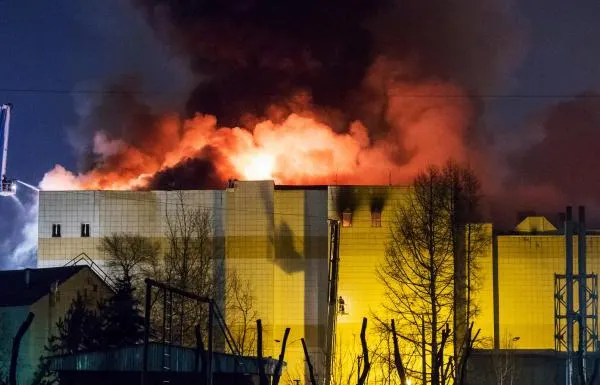 Alertă în Rusia! Peste 400 de persoane evacuate din cauza unui incendiu într-un mall