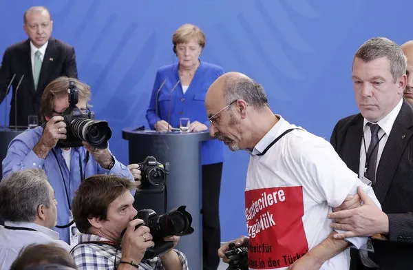 Ce se va întâmpla cu jurnalistul turc care a protestat în timpul vizitei lui Erdogan în Germania?