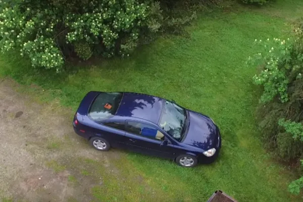 Bănuia că iubita îl înșală și i-a urmărit mașina cu o dronă. Ce a filmat l-a cutremurat