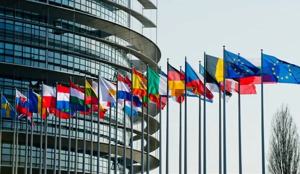 Alertă de APĂ CONTAMINATĂ în Parlamentul European. Comunicare de criză - nimeni nu are voie să bea