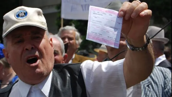 Pensionarii, protest în faţa Guvernului. De ce îi nemulţumeşte legea pensiilor