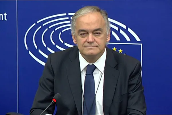 Dăncilă, pusă la zid de un europarlamentar: "Ce interese ascunse colcăie în spatele Guvernului dvs?"