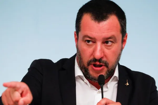 Senatul italian i-a ridicat imunitatea lui Salvini. Politicianul urmează să fie judecat în dosarul privind refuzul debarcării migranţilor