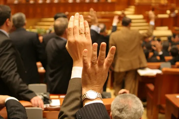 Când e programat votul pe moțiunea de cenzură depusă de USR-PLUS și AUR împotriva Guvernului Cîțu. Anunțul președintelui Senatului