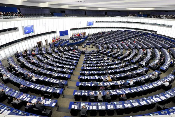 Parlamentul European a adoptat o controversată reformă a drepturilor de autor pe Internet