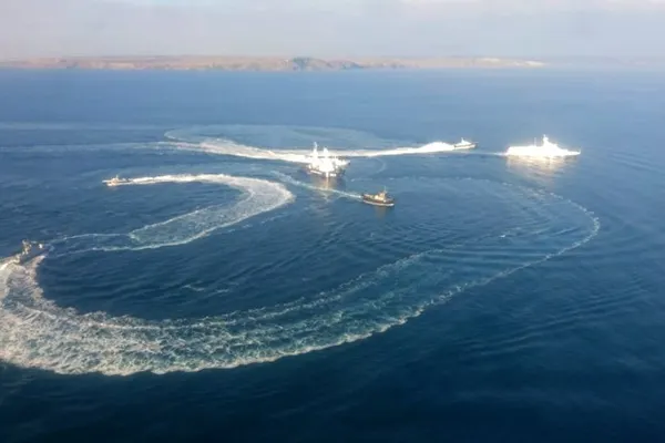 Ucraina acuză o blocadă în Marea Azov. Merkel încearcă să tempereze tensiunile