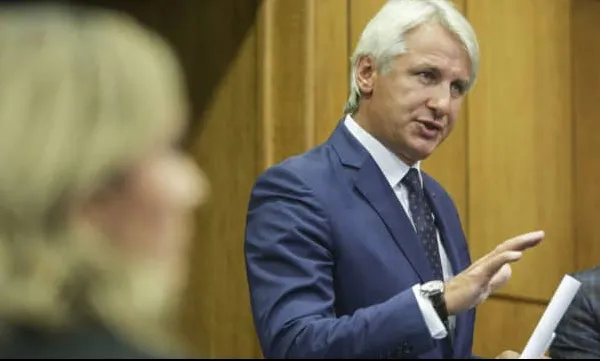 Rectificarea bugetară mușcă din pensiile speciale și limitează călătoriile cu trenul