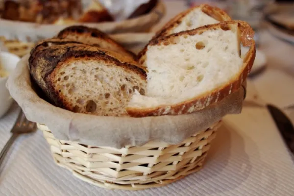 De ce să NU mănânci niciodată pâinea la restaurant