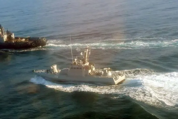 Conflict în Marea Neagră. Rusia a deschis focul și a capturat 3 nave ucrainene. Consiliu de război