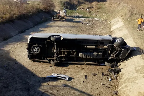 Mureş: Accident grav cu un microbuz. Sunt 10 victime