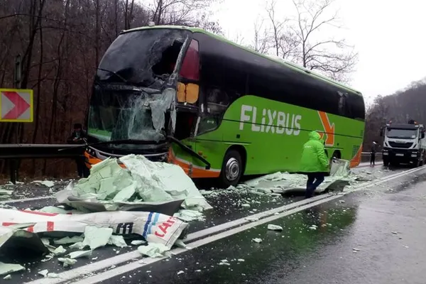 DN1 BLOCAT. Accident rutier grav, un autocar cu 23 de persoane a fost lovit de un TIR (Galerie FOTO)