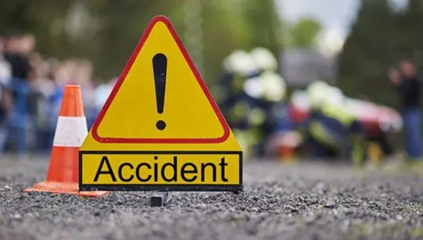 Dubă cu deţinuţi, accident în apropiere de Craiova. Două femei şi un copil, la spital (Video)