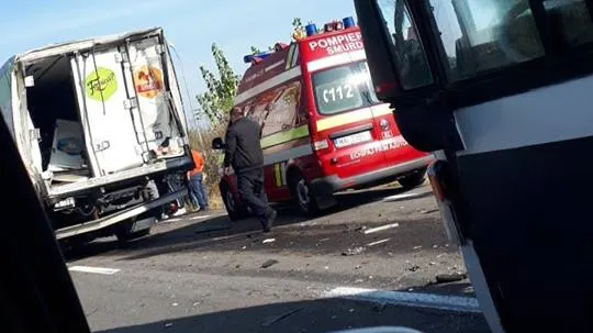 Accident cumplit cu șapte mașini implicate. Două persoane au fost rănite