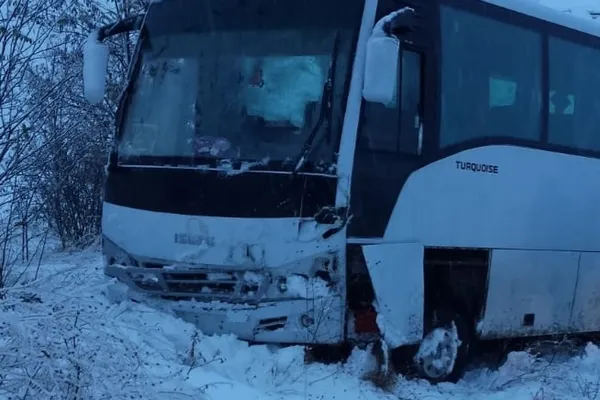 Microbuz cu 10 pasageri, accident pe un drum judeţean din Slatina. Doi răniţi (FOTO)