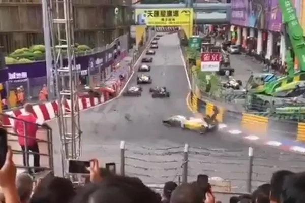 Accident groaznic în Formula 3! Patru jurnalişti, în stare critică (VIDEO)