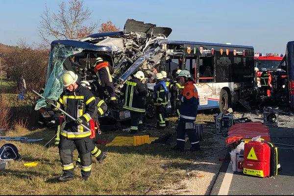 ACCIDENT grav: Cel puţin 40 de victime în urma ciocnirii dintre două autobuze