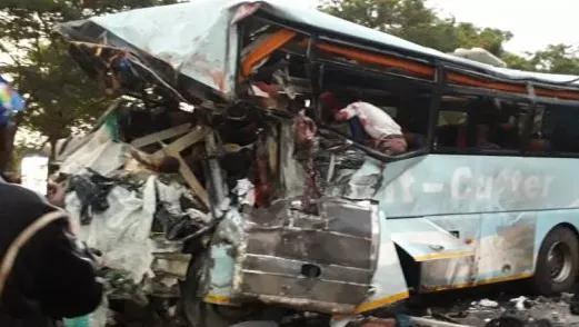 Accident îngrozitor, cu 47 de morţi. Două autobuze s-au ciocnit frontal