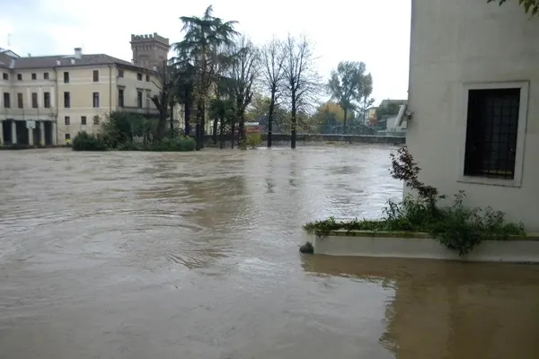 Italia din nou în alertă, au reînceput ploile şi se anunţă inundaţii (VIDEO)