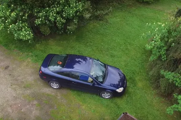 Credea că iubita îl înșală și i-a urmărit mașina cu o dronă. Ce a filmat l-a cutremurat