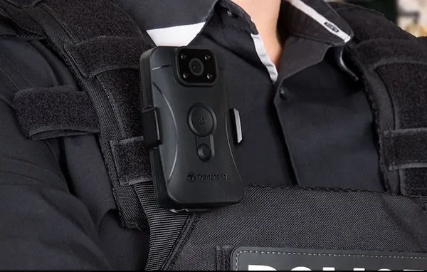 Polițiștii locali din Bârlad, dotați cu „body cam”: discuțiile cu cetățenii vor fi înregistrate