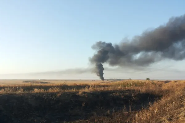 Incendiu de proporţii în Vrancea, arde o cisternă de motorină (VIDEO)