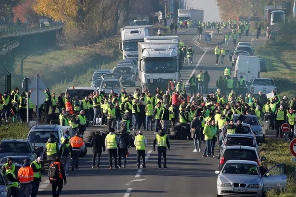 Proteste violente în Franţa, haos în trafic, o femeie moartă şi zeci de răniţi (VIDEO)