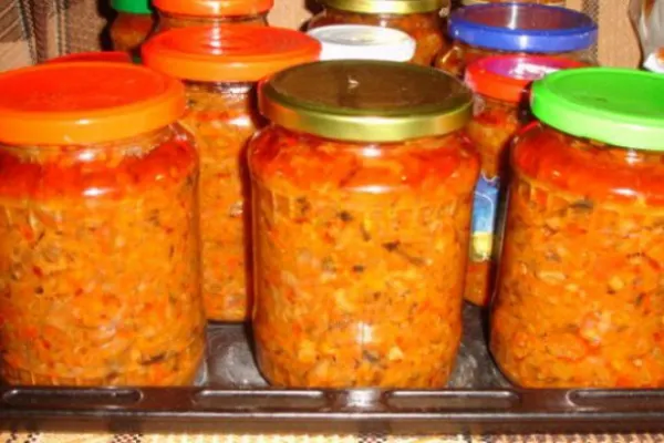 Pericolul mai puțin cunoscut din borcanele cu zacuscă făcută în casă - Specialiștii avertizează că ne punem sănătatea în pericol
