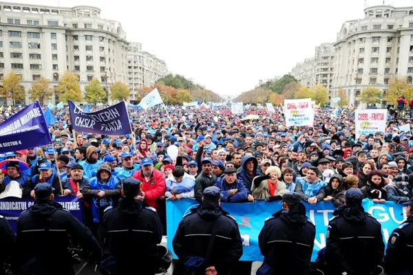 Protest amplu al marilor confederaţii sindicale în faţa Guvernului. Cereri pentru creşterea salariilor, pensiilor şi oprirea austerităţii