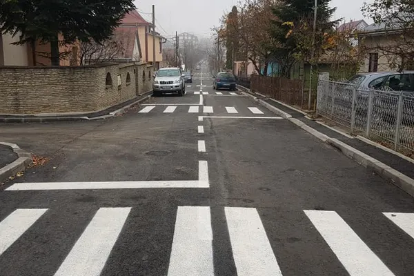 FOTO Dorel de Suceava a făcut nouă treceri de pietoni pe o stradă de 300 de metri