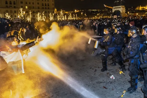 O nouă noapte de proteste ridică tensiunea la Budapesta. Viktor Orban, sub presiune