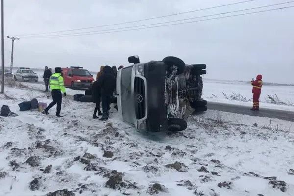 Accident grav în Suceava: Un microbuz cu 18 persoane s-a răsturnat
