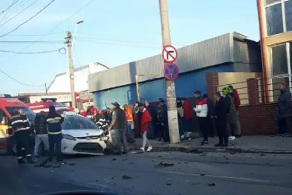 Accident grav pe şoseaua Antiaeriană, două autoturisme s-au ciocnit frontal