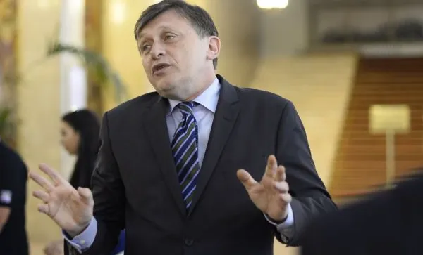De ce se întoarce fugarul Crin Antonescu. "A simțit pe la nări mirosul de plăcinte"