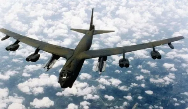 Un comandant de escadrilă de bombardiere B-52 a fost concediat. Motivul? INCREDIBIL