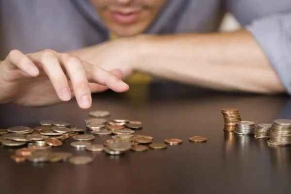 Guvernul bagă adânc mâna în "buzunarul" de rezervă pentru plata pensiilor