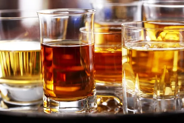 România are cele mai IEFTINE băuturi alcoolice din Uniunea Europeană. Care sunt prețurile în alte țări