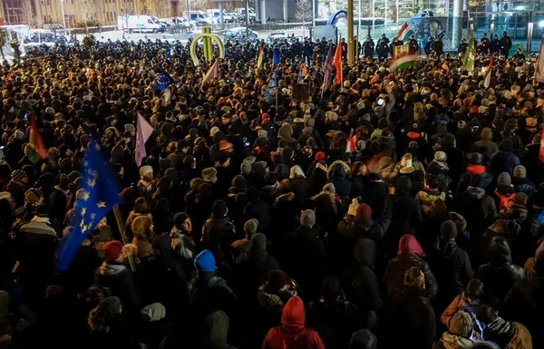 Noi proteste masive la Budapesta. Manifestanții, la un pas de a intra în televiziunea publică